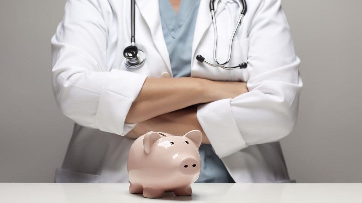 Зарплата медикам 2022 року зміниться: скільки дадуть лікарям та медсестрам