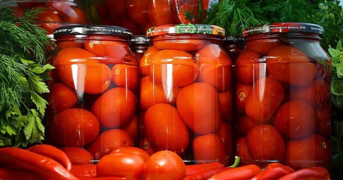 Солодкі мариновані помідори на зиму, мов персики: вас здивує такий рецепт