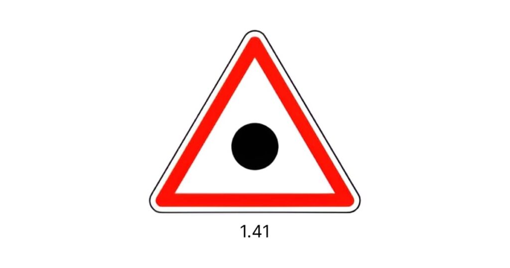 Дорожній знак крапка – трикутник з крапкою